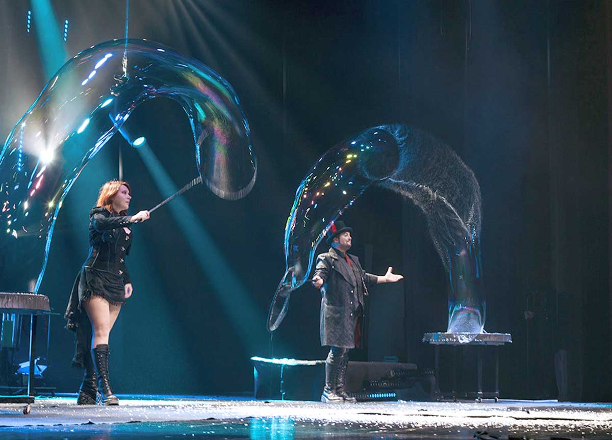 Roma avvolta da una gigantesca bolla di sapone: è la vera bubble revolution