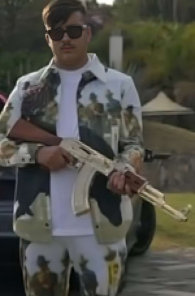 Chi è Geolier, il rapper di Sanremo e quella foto col mitra (per Narcos)