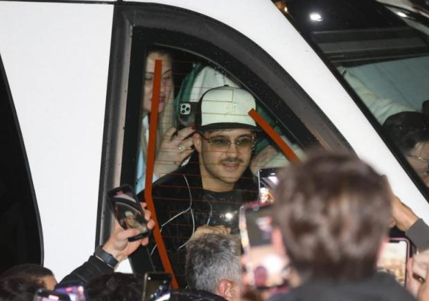 Chi è Geolier, il rapper di Sanremo e quella foto col mitra (per Narcos)