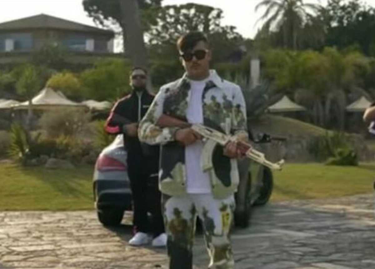 Chi è Geolier, il rapper di Sanremo e quella foto col mitra (per Narcos)