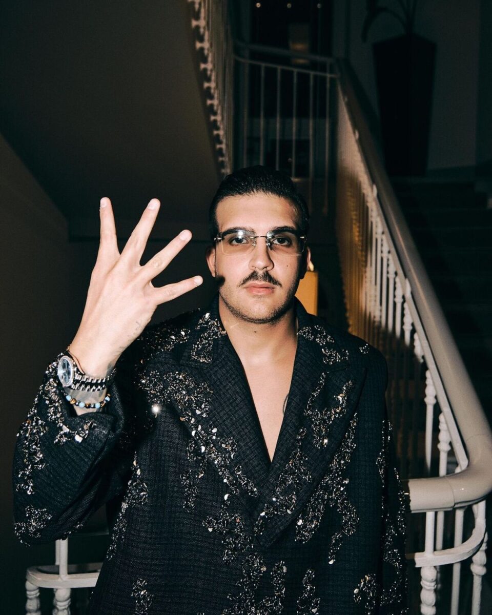 Chi è Geolier, il rapper di Sanremo e quella foto col mitra (per Narcos)