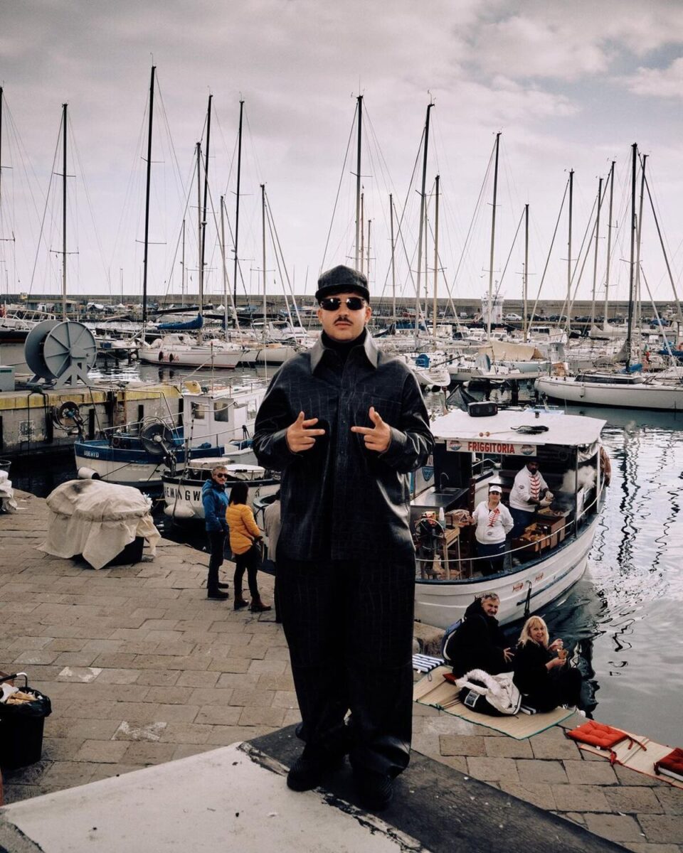 Chi è Geolier, il rapper di Sanremo e quella foto col mitra (per Narcos)