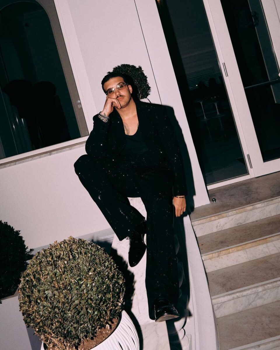 Chi è Geolier, il rapper di Sanremo e quella foto col mitra (per Narcos)