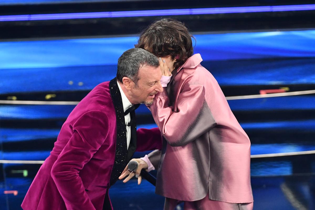 Dal duetto con Aitana alla depressione, Sangiovanni si ferma: “Non sto bene” Dal duetto con Aitana alla depressione, Sangiovanni si ferma: “Non sto bene”
