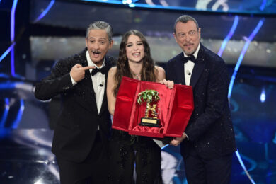 Angelina Mango, ritrovata la custodia del premio di Sanremo 2024