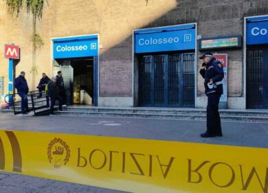 Si getta sui binari della metro B al Colosseo: donna 50enne  muore sul colpo