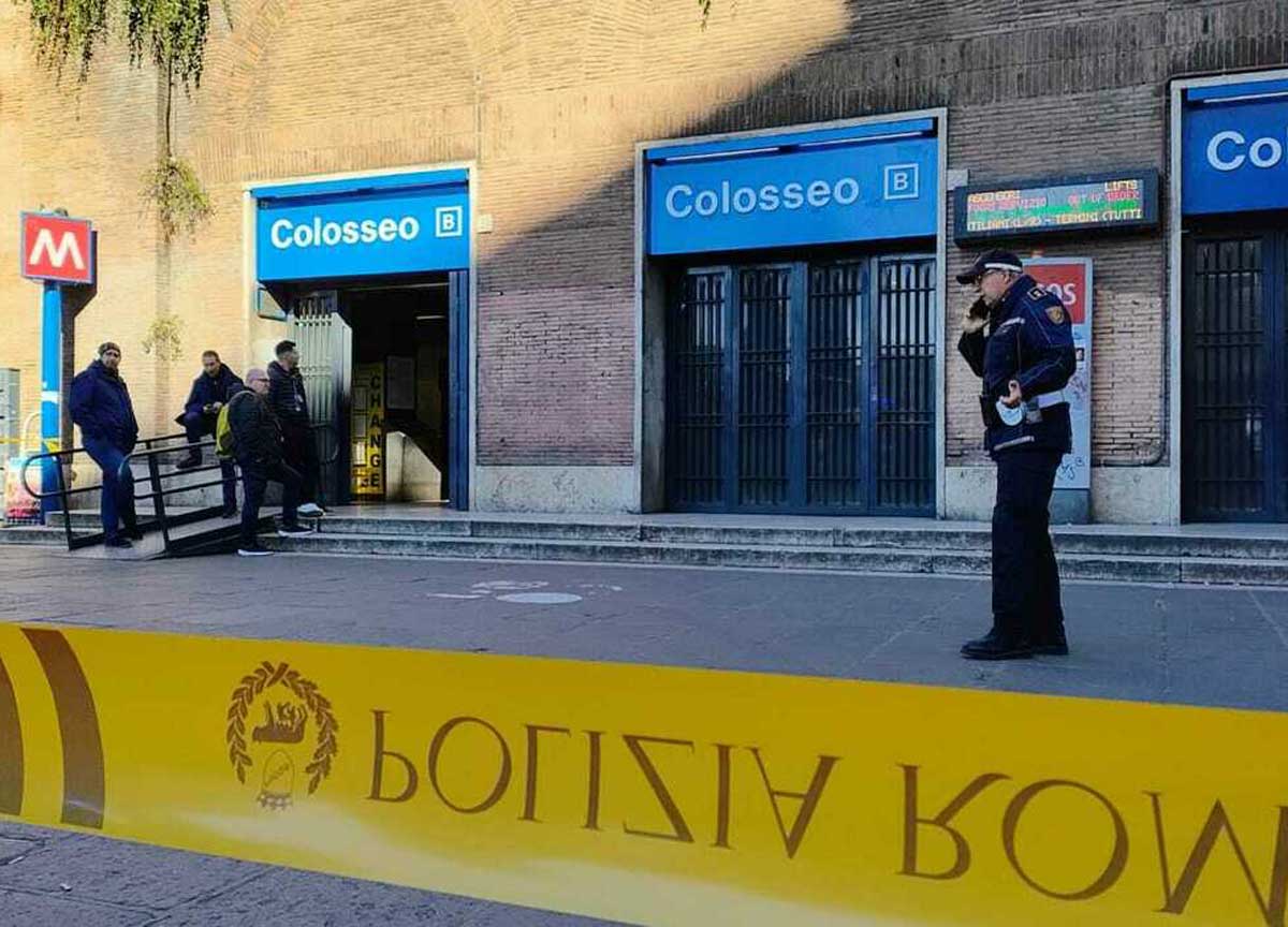 Si getta sui binari della metro B al Colosseo: donna 50enne muore sul colpo Si getta sui binari della metro B al Colosseo: donna 50enne muore sul colpo
