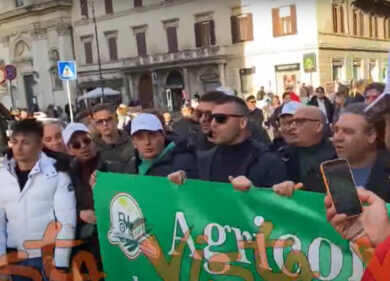 “Lolli, Lolli, vogliamo il ministro”, coro degli agricoltori a Palazzo Chigi