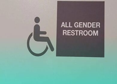 Commenti contro bagni gender neutral, 3 bocconiani sospesi