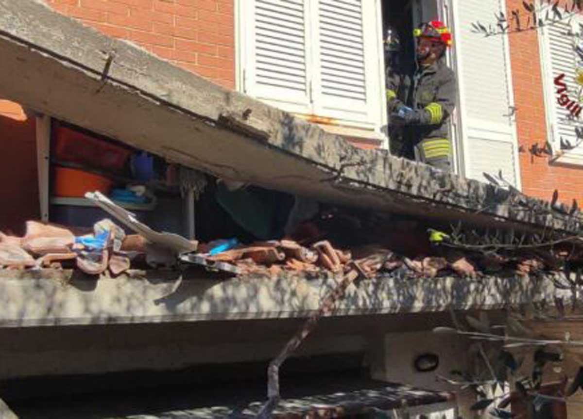 Roma, cede il balcone del palazzo, anziana muore schiacciata a Selvotta Roma, cede il balcone del palazzo, anziana muore schiacciata a Selvotta