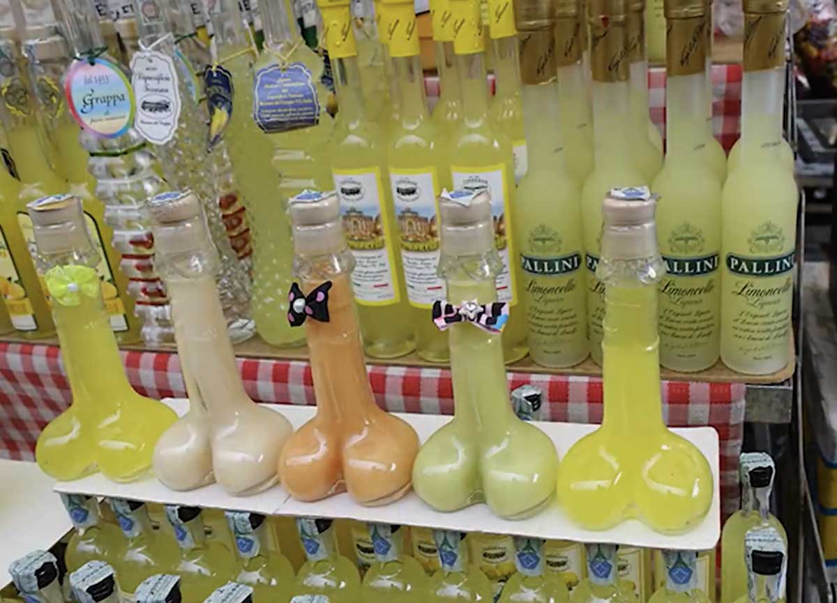 Bottiglie a forma di fallo, Made In Italy di Roma si vende a Campo de’ Fiori