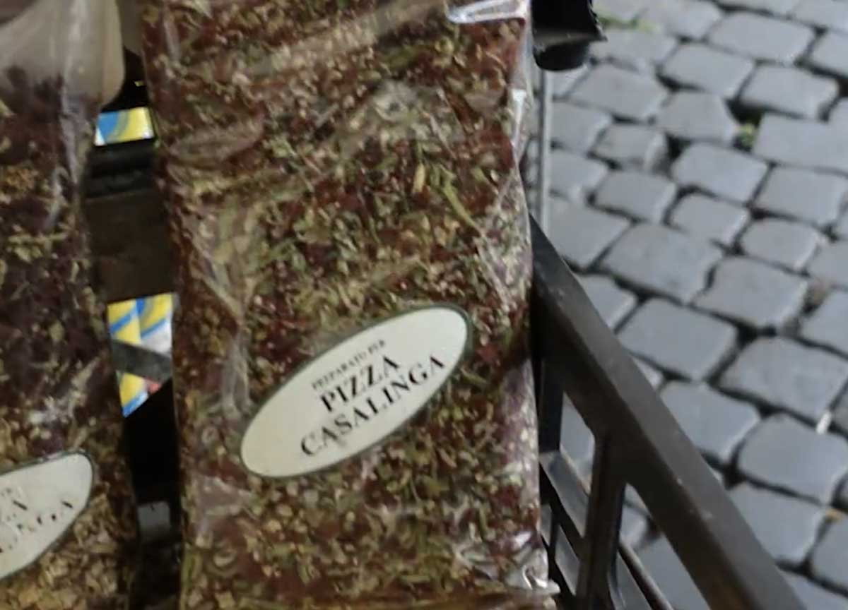 Bottiglie a forma di fallo, Made In Italy di Roma si vende a Campo de’ Fiori