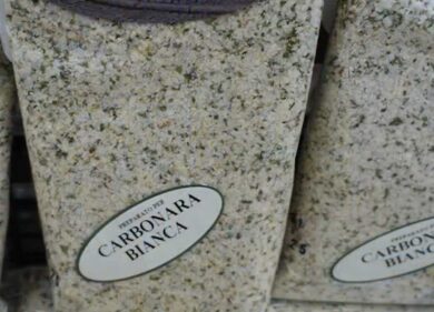 Bottiglie a forma di fallo, Made In Italy di Roma si vende a Campo de’ Fiori