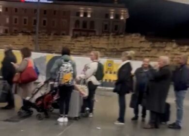 Santanché riapre fronte del taxi: “La coda, bel biglietto da visita per Roma”