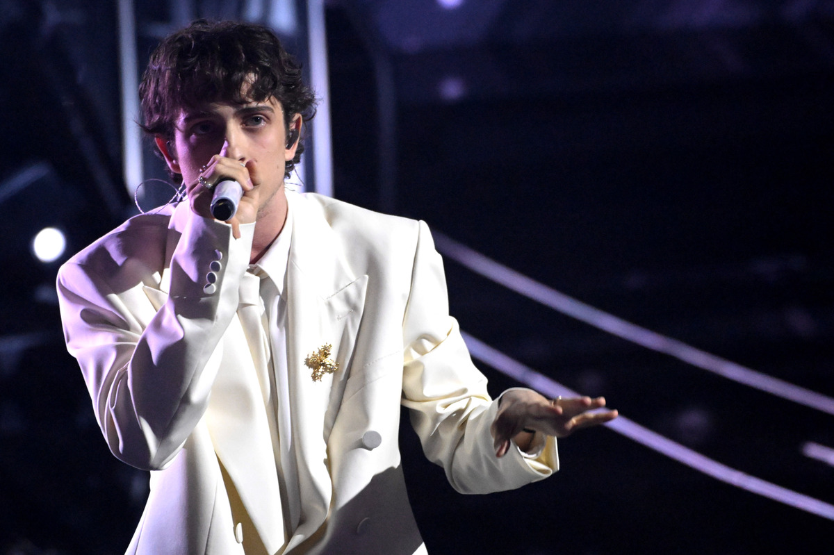 Dal duetto con Aitana alla depressione, Sangiovanni si ferma: “Non sto bene” Dal duetto con Aitana alla depressione, Sangiovanni si ferma: “Non sto bene”