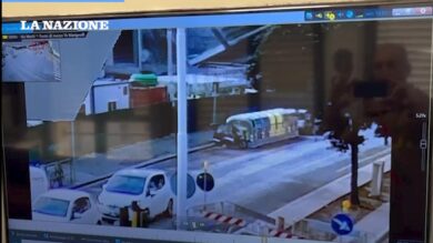 Firenze, crollo nel cantiere Esselunga: ecco il momento in cui cade la trave