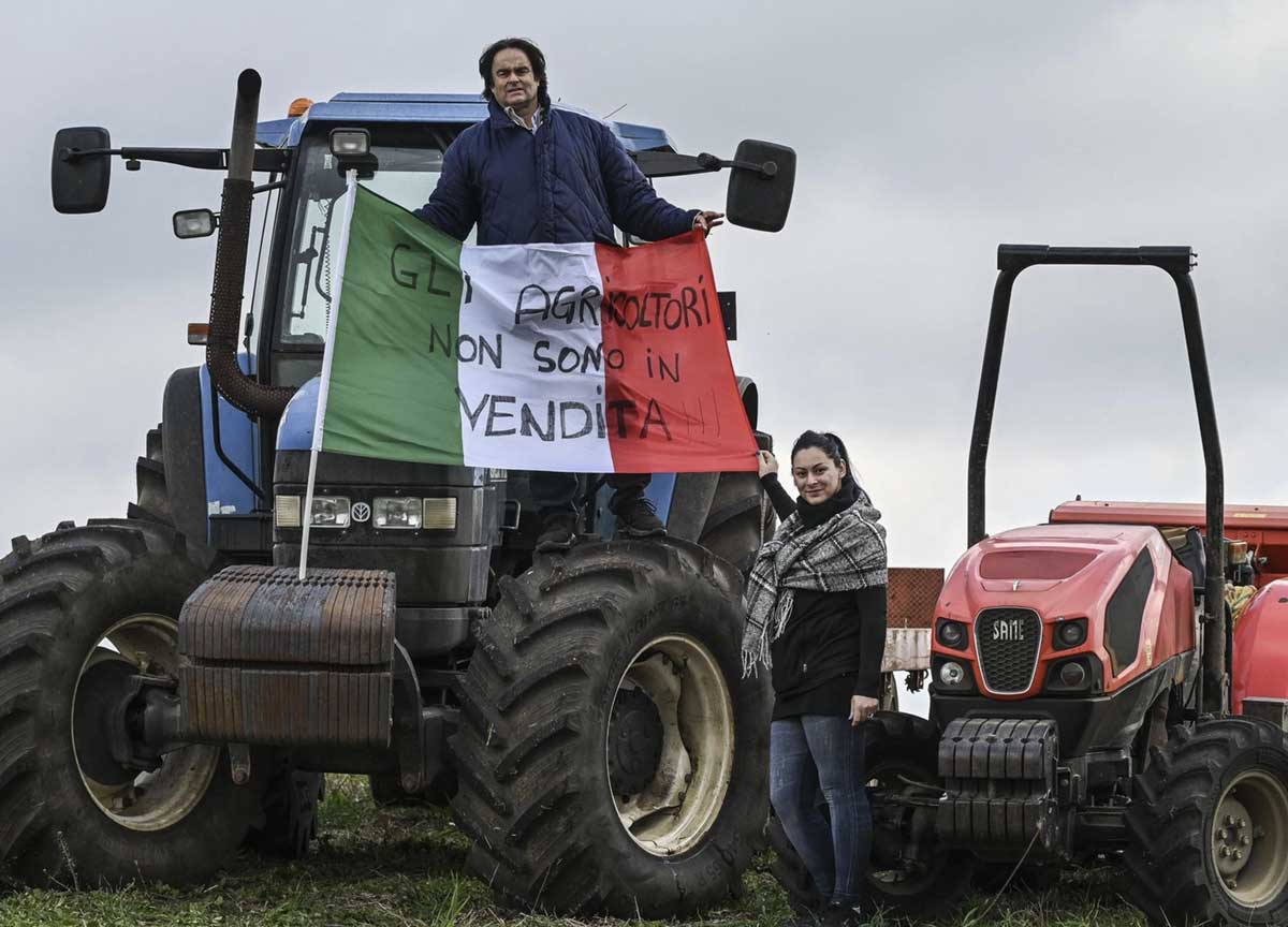 Calvani guida la rivolta dei trattori. Nei corteo gruppi pro Russia e Putin Calvani guida la rivolta dei trattori. Nei corteo gruppi pro Russia e Putin