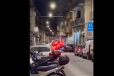 Bari, Suv transita su due ruote e passa sulle auto in sosta