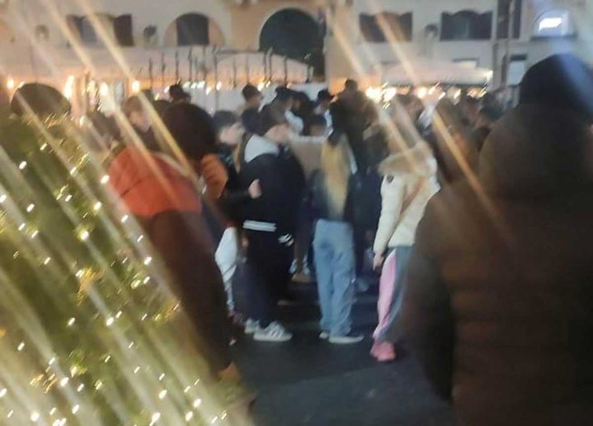 Coltellate a piazza di Spagna, baby gang folli: il week end di paura a Roma Coltellate a piazza di Spagna, baby gang folli: il week end di paura a Roma