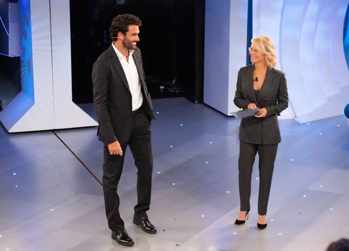 Ascolti tv, “C’è Posta per Te” vince (28,5%). Bene “Tale e Quale Sanremo” Ascolti tv, “C’è Posta per Te” vince (28,5%). Bene “Tale e Quale Sanremo”