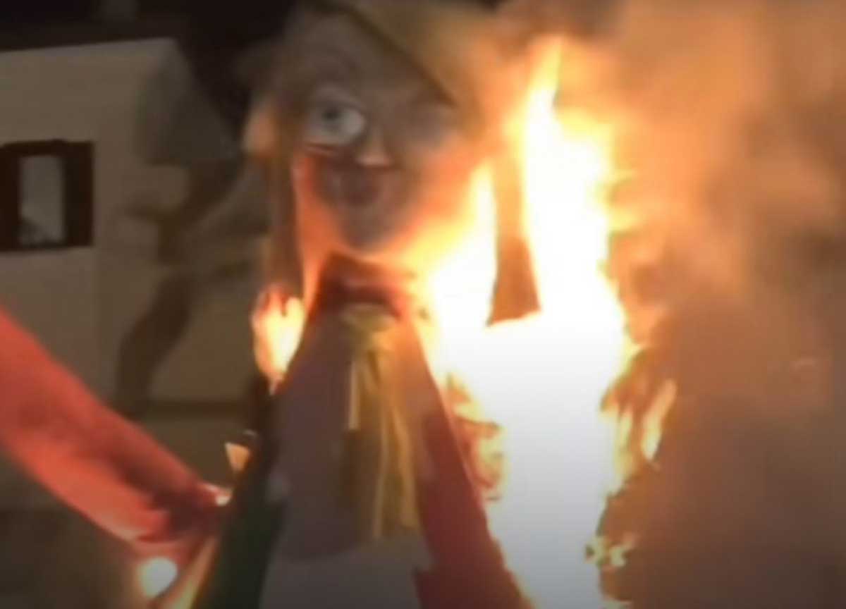 Bruciato il pupazzo raffigurante Meloni. Poggio Mirteto, carnevale Bella Ciao