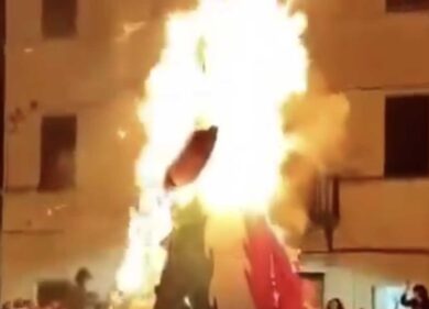 Bruciato il pupazzo raffigurante Meloni. Poggio Mirteto, carnevale Bella Ciao