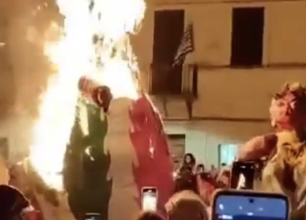 Bruciato il pupazzo raffigurante Meloni. Poggio Mirteto, carnevale Bella Ciao