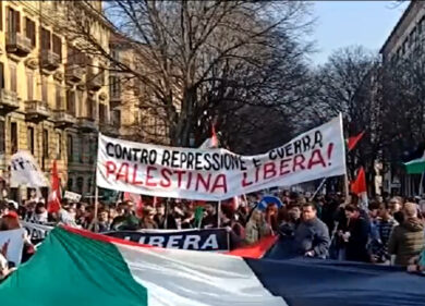 Torino, manifestazione pro-Palestina: bruciata una foto di Meloni e Netanyahu