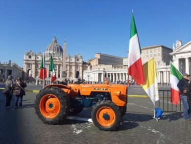 Trattori, la protesta arriva in Vaticano: lettera al Papa e la mucca Ercolina