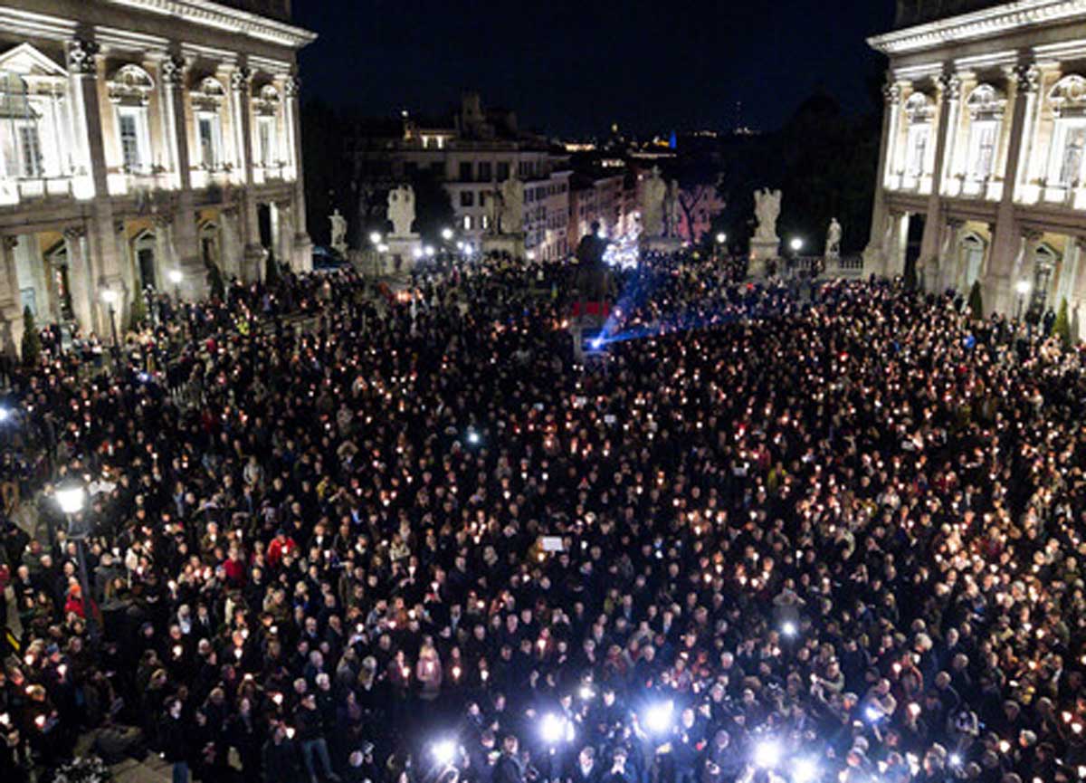 Navalny morto, fiaccolata bipartisan in Campidoglio, cori contro la Lega Navalny morto, fiaccolata bipartisan in Campidoglio, cori contro la Lega