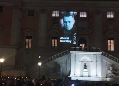 Navalny morto, fiaccolata bipartisan in Campidoglio, cori contro la Lega
