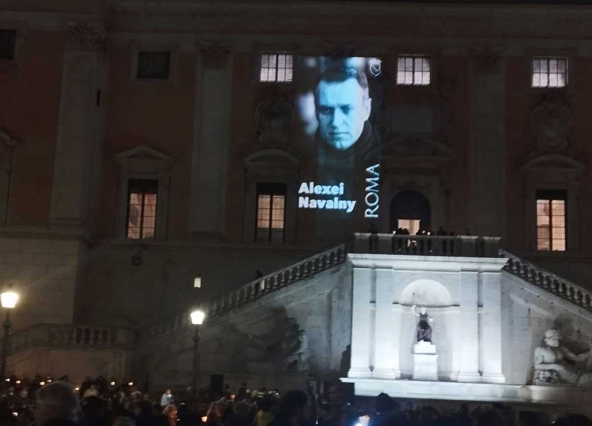 Navalny morto, fiaccolata bipartisan in Campidoglio, cori contro la Lega Navalny morto, fiaccolata bipartisan in Campidoglio, cori contro la Lega