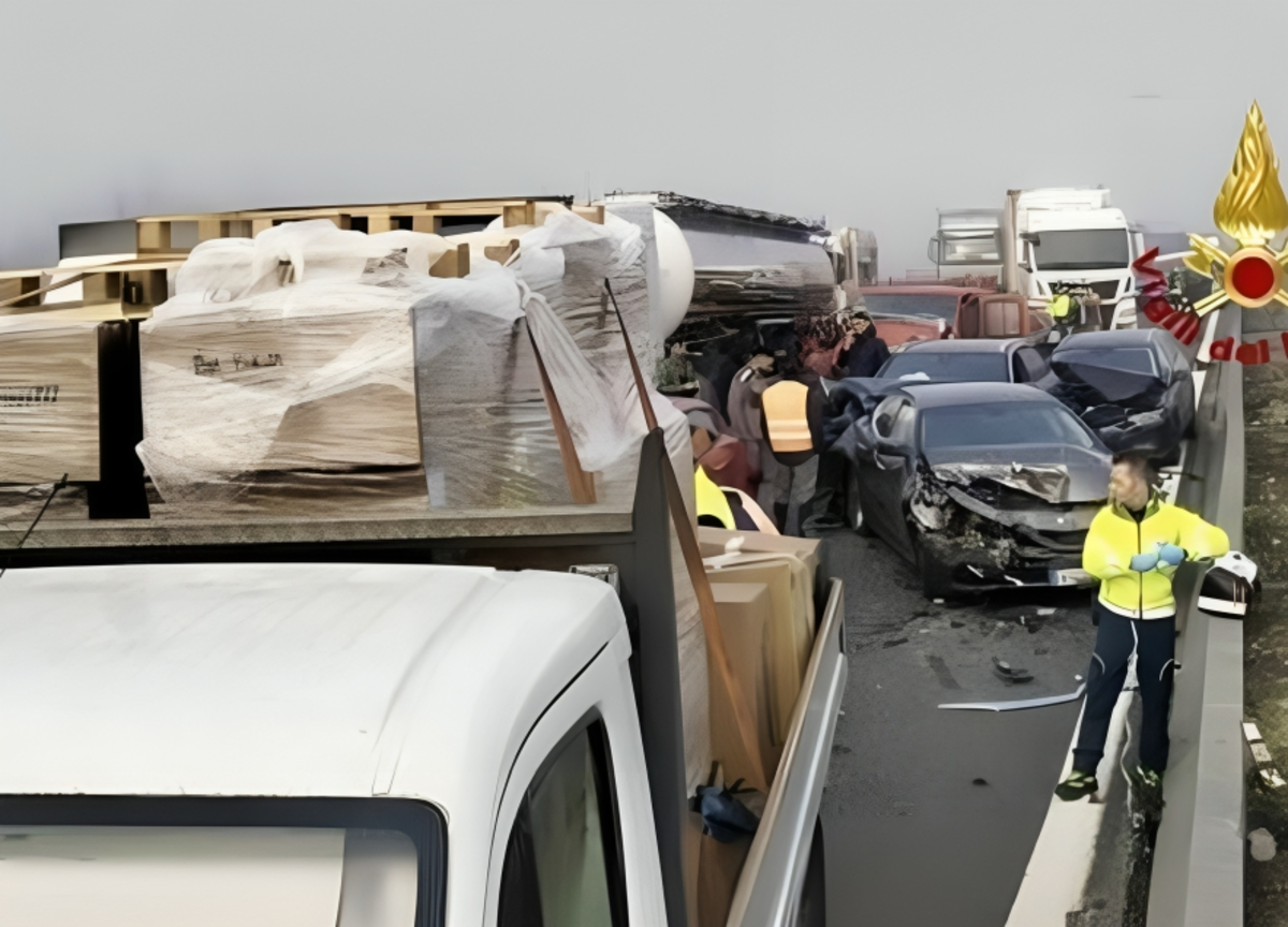 Parma, A1: incidenti per nebbia, una trentina di macchine coinvolte Parma, A1: incidenti per nebbia, una trentina di macchine coinvolte
