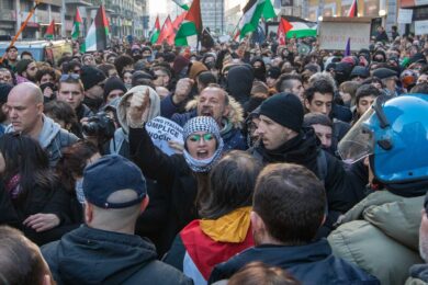 Presidio fuori da McDonald’s a Milano: “boicottiamo Israele”