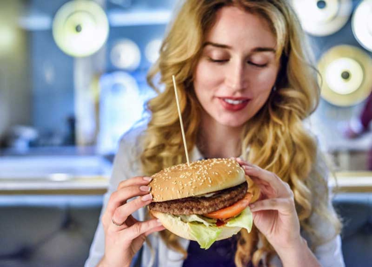 Cibo spazzatura: ogni anno 150 milioni per gli spot del junk food. È allarme Cibo spazzatura: ogni anno 150 milioni per gli spot del junk food. È allarme