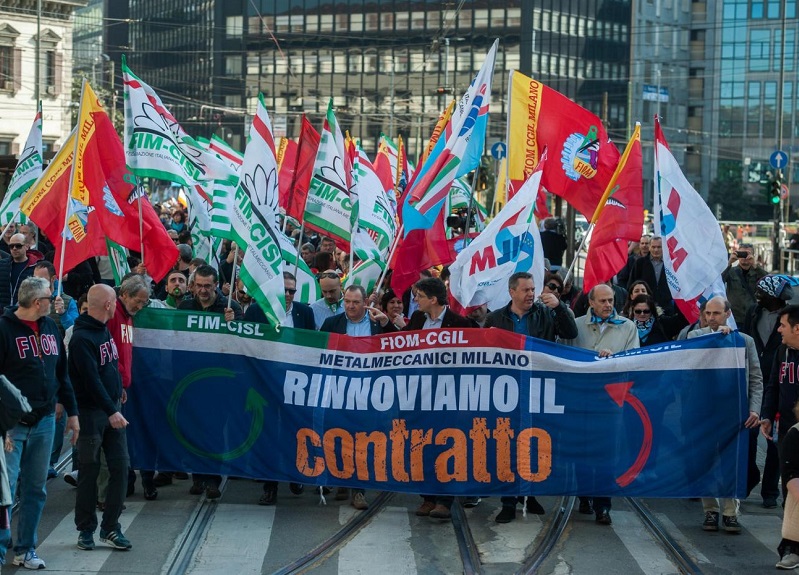 Metalmeccanici, i sindacati: “Ridurre l’orario di lavoro e aumento di 280euro” Metalmeccanici, i sindacati: “Ridurre l’orario di lavoro e aumento di 280euro”