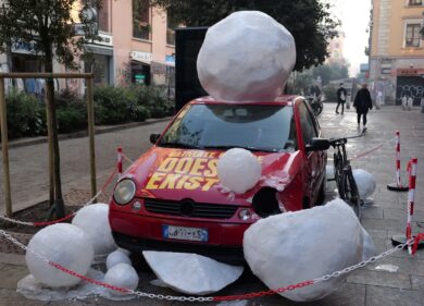 Auto distrutta dalla grandine: installazione sul cambiamento climatico