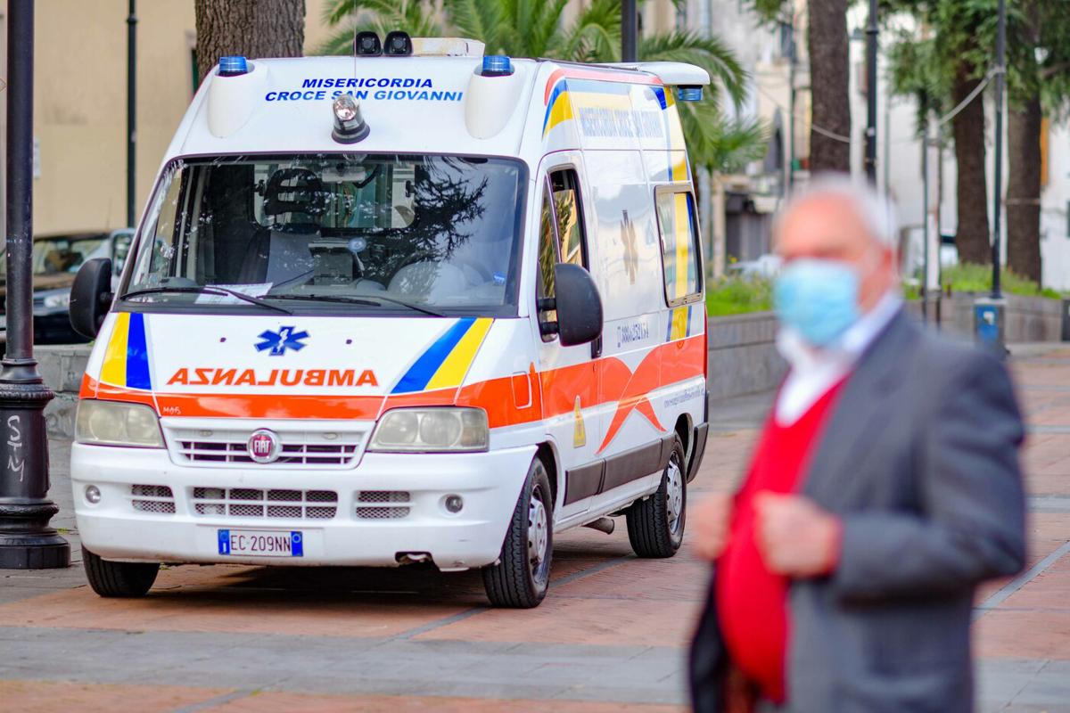 Lecce, medico morto durante il turno di lavoro. “Si è accasciato a terra” Lecce, medico morto durante il turno di lavoro. “Si è accasciato a terra”