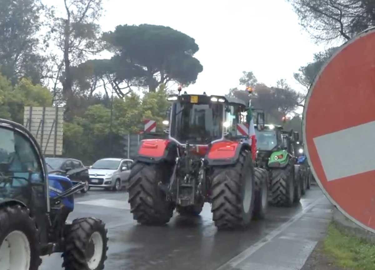 Trattori a Roma, la beffa: spediti fuori Comune ma non mollano la Nomentana
