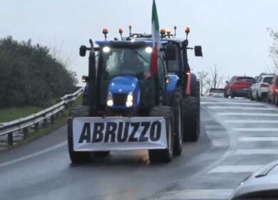 Trattori a Roma, la beffa: spediti fuori Comune ma non mollano la Nomentana