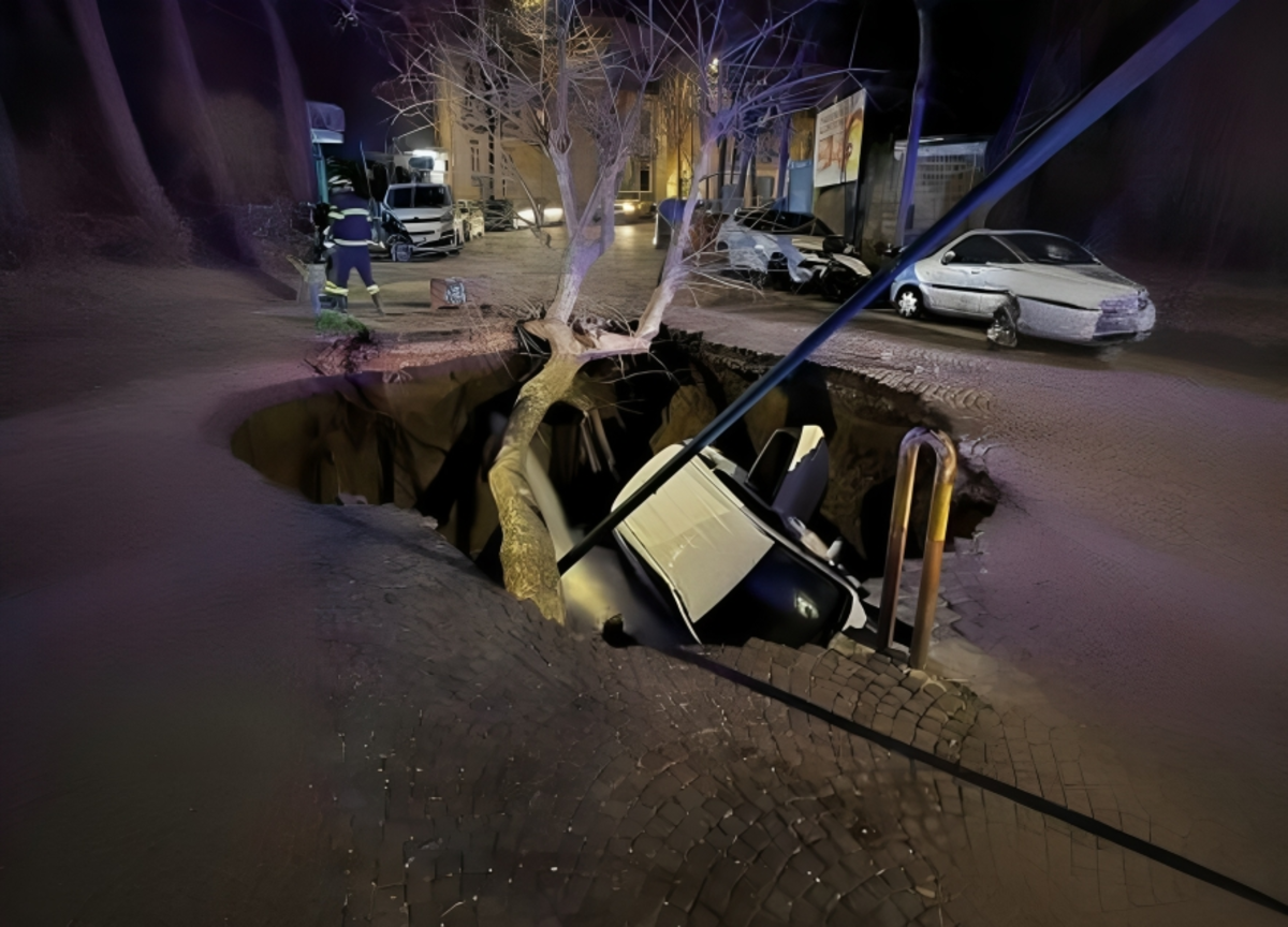 Napoli, voragine in strada inghiotte due auto: feriti e 20 evacuati. Video Napoli, voragine in strada inghiotte due auto: feriti e 20 evacuati. Video
