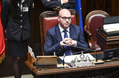 Stampa, “errore” alla Camera. Fontana al governo: “Ci vuole rispetto”