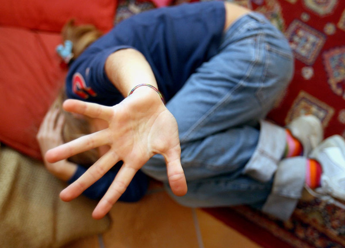 Bimbo di 5 anni frustato con i cavi perché fa i capricci. Fermate mamma e zia Bimbo di 5 anni frustato con i cavi perché fa i capricci. Fermate mamma e zia