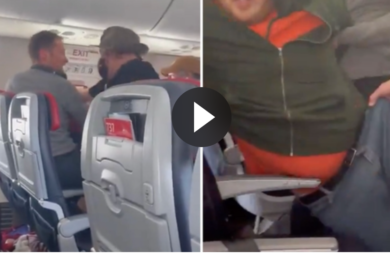 Prova ad aprire il portellone di un aereo in volo: attimi di paura a bordo