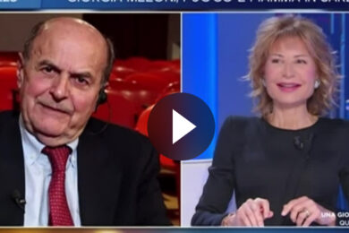 La7, Otto e mezzo. Sarcasmo di Bersani su Meloni: “Io pettinavo le bambole, lei…”