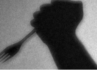 Roma, litiga col ristoratore e lo inforchetta: denunciata per tentato omicidio