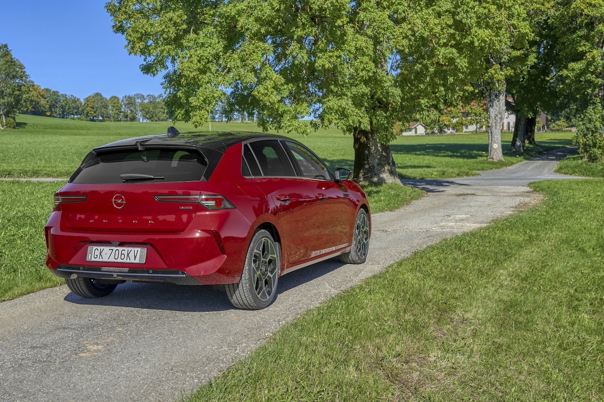 Opel Astra Hybrid 2024: arriva il motore ibrido a 48 V e cambio DCT6