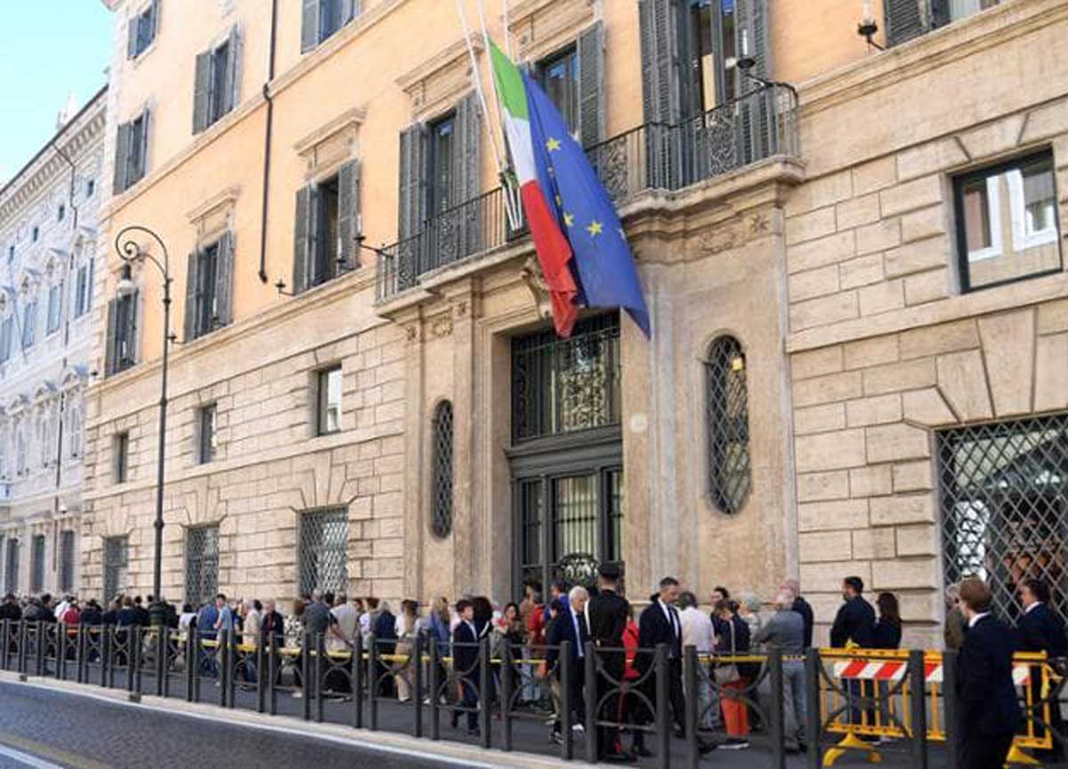 Palazzo Madama, cadono calcinacci dal tetto: paura nella sede del Senato Palazzo Madama, cadono calcinacci dal tetto: paura nella sede del Senato