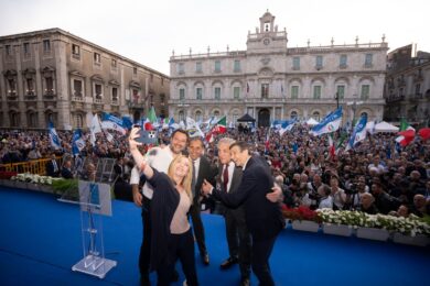 Sul palco belli e sorridenti, in Aula si votano contro: maggioranza finta