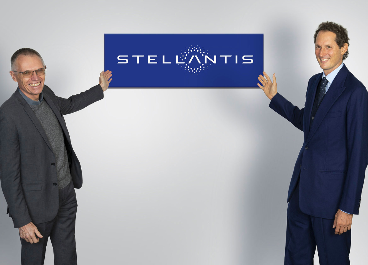 Stellantis, svelati i guadagni dei capi: Elkann e Tavares in calo nel 2023 Stellantis, svelati i guadagni dei capi: Elkann e Tavares in calo nel 2023